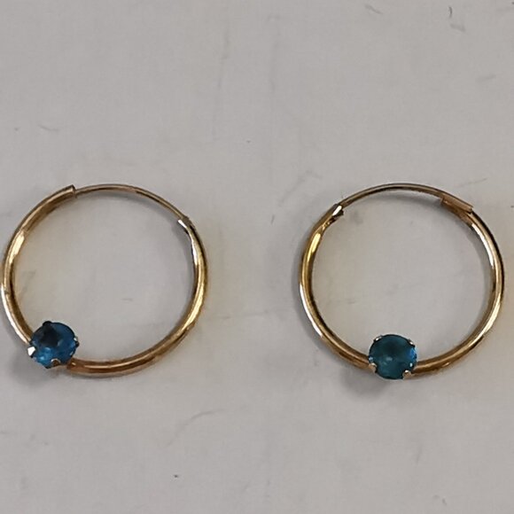 10 Kt Gold 'keeper' hoop Earrings with Blue Topaz stones - Picture 6 of 8
